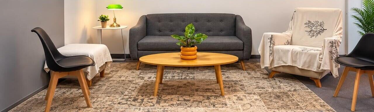 Set living con sillón gris, mesa ratona y alfombra